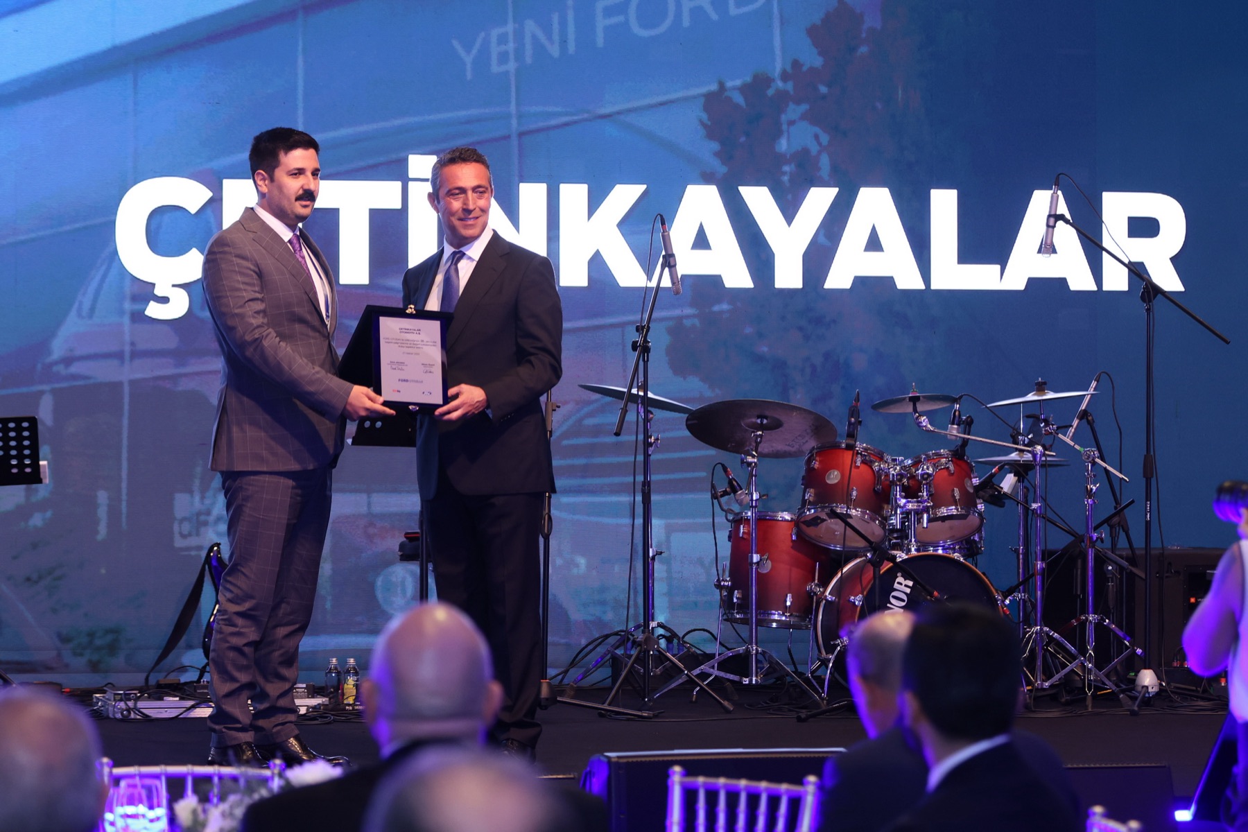 Erkan Çetinkaya Ford Otosan ödül töreninde Ali Y. Koç'tan ödül alırken
