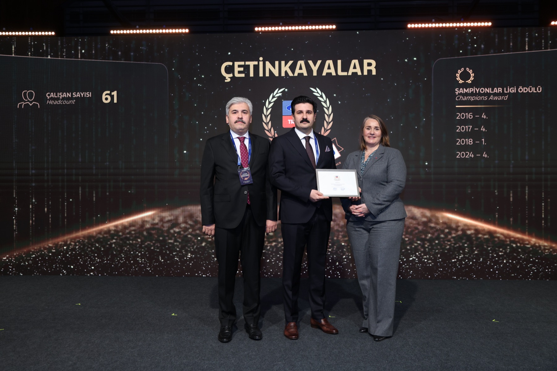 Ford Trucks 2024 Şampiyonlar Ligi Ödülü töreninde Ertuğrul Çetinkaya, Erkan Çetinkaya ve Ford Otosan Lideri Josephine Mary Payne