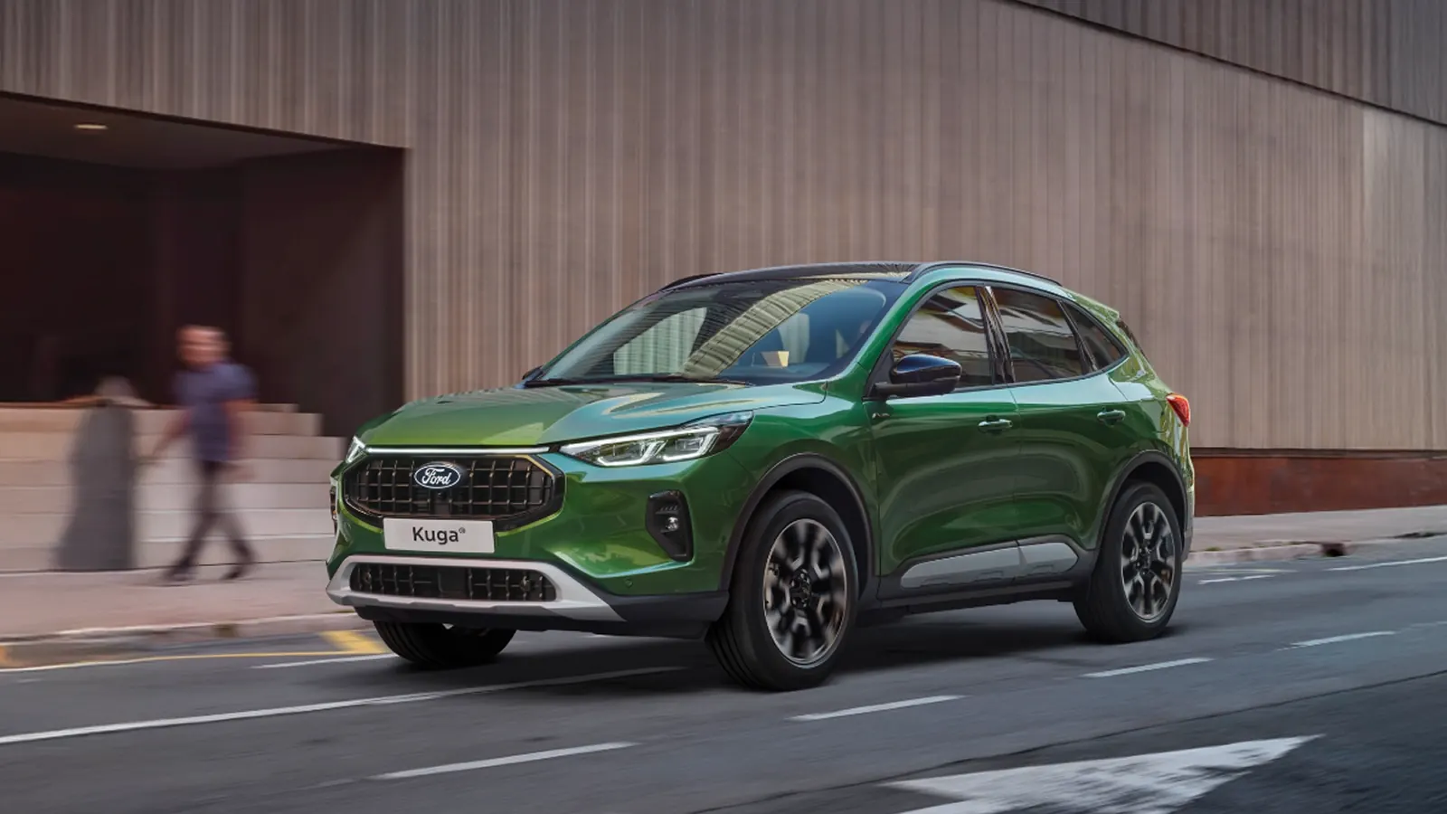 Şehirde ilerleyen yeşil Ford Kuga SUV