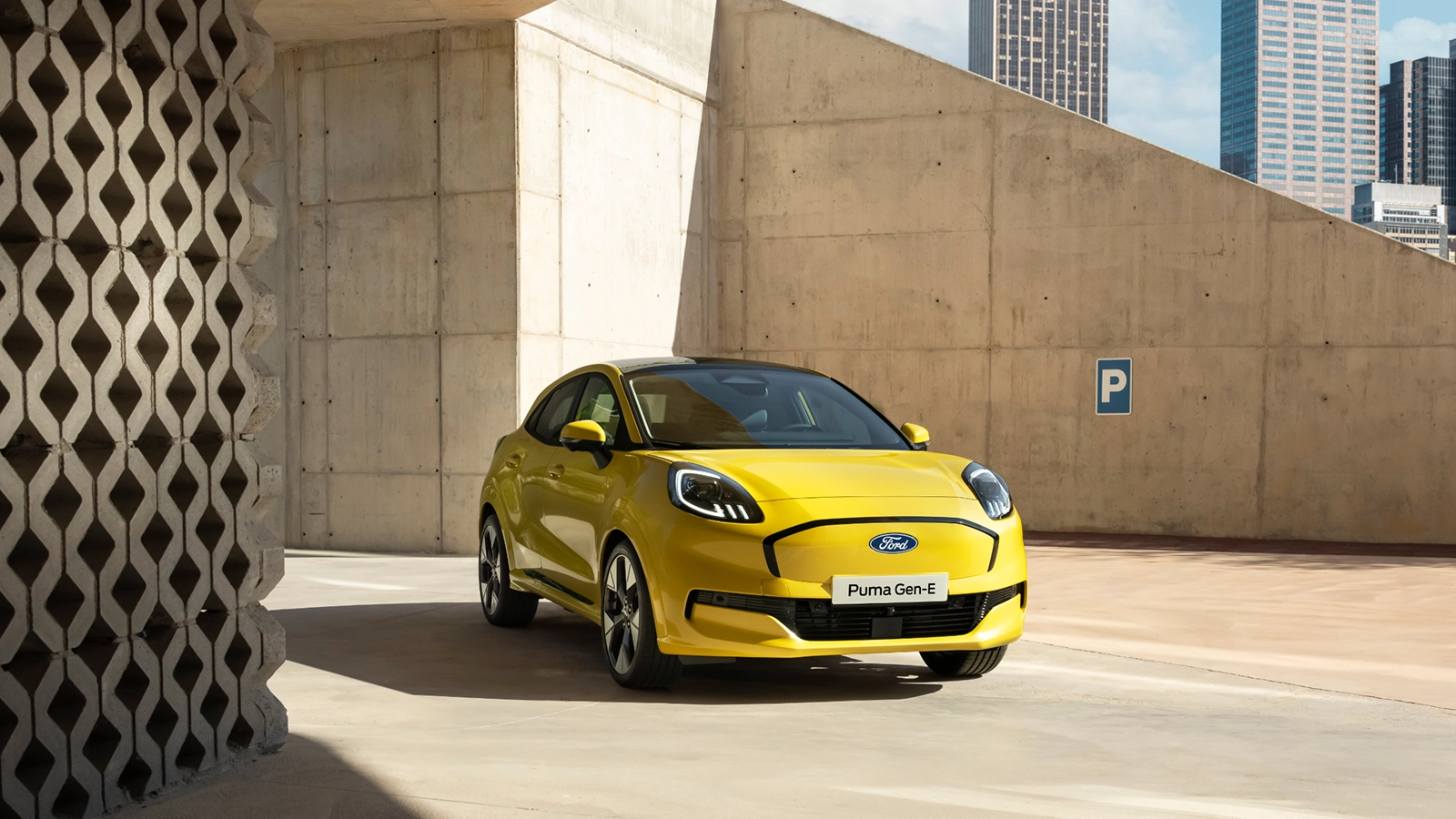 Sarı elektrikli Ford Puma Gen-E