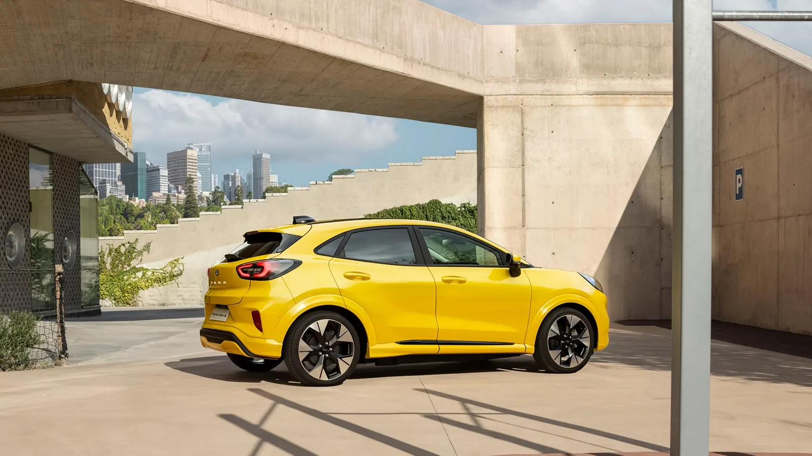 Yandan görünüm sarı Ford Puma Gen-E elektrikli SUV